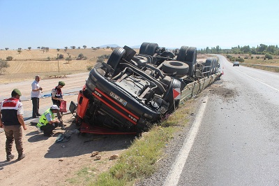 Sunta yüklü TIR devrildi: 1 yaralı