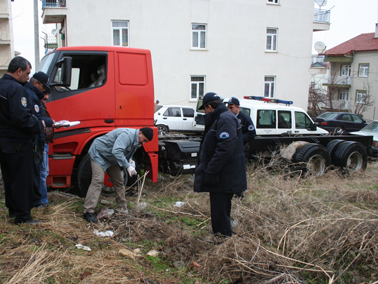 Çalıntı malzemeler park halindeki kamyonda bulundu