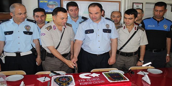 Polisten Jandarmaya yaş pastalı kutlama
