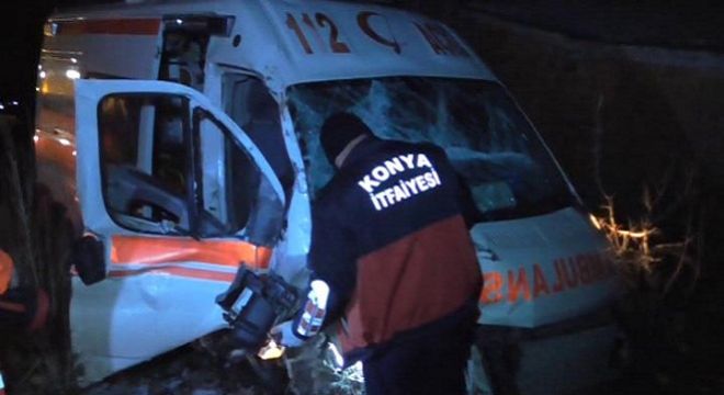 Ambulans Kaza Yaptı 4 Kişi Yaralandı