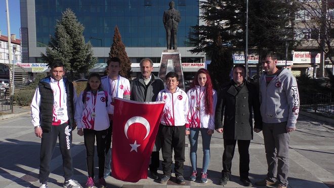 Beyşehir'de Milli Sporcular Madalyalarını Şehitlere Hediye Etti