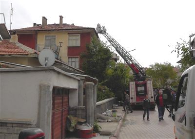 Çatı Yangını Büyümeden Söndürüldü