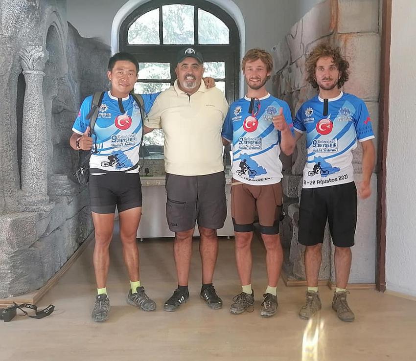 Bisikletli Fransız ve Çinli mühendisler Beyşehir’de mola verdi