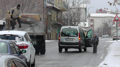 Yollar buz pistine döndü  