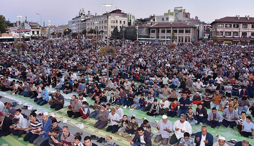 Binlerce Çocuk Sabah Namazında Mevlana Meydanı’nı Doldurdu