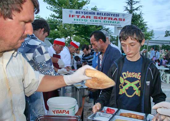 İftar çadırı her gün 750 kişiyi doyuruyor 