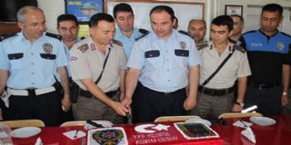 Polisten Jandarmaya yaş pastalı kutlama
