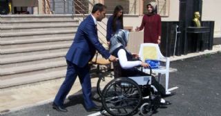 Engelli Öğrencinin Tekerlekli Sandalye Sevinci