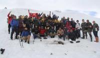Doğaseverler Zirveye Kar Üzerinden Tırmandı