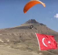 Yamaç Paraşütüyle Mehmetçik İçin Dev Türk Bayrağı Dalgalandırıldı