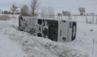 Beyşehir'de Otobüs Kardan Kayarak Yan Yattı