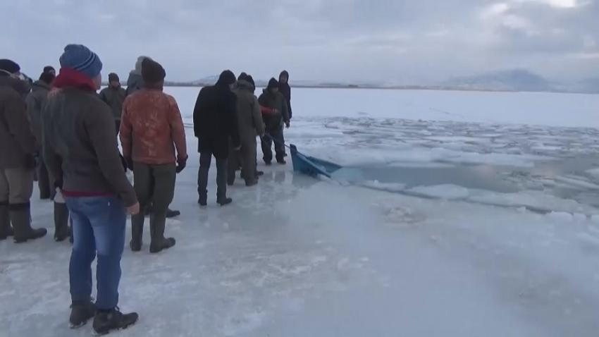 Buza Çarpan Tekne Battı, Balıkçı Çift Ölümden Döndü