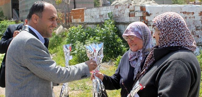 Başkan Özaltundan Annelere Çiçek