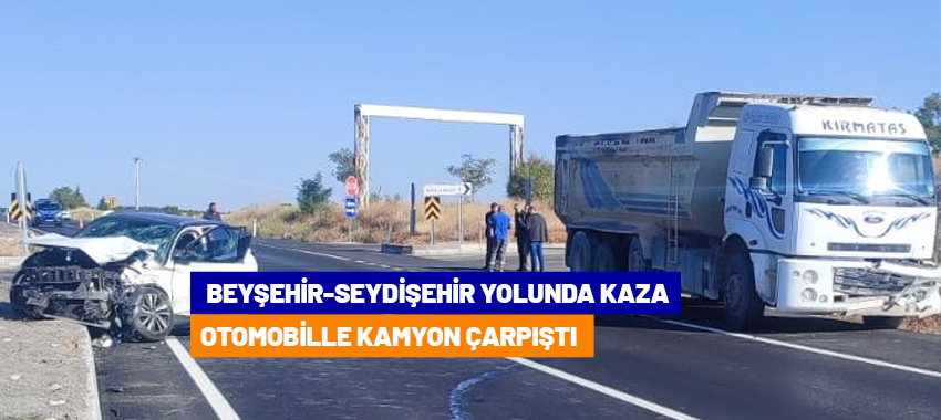 Otomobil kamyonla çarpıştı: 4 yaralı